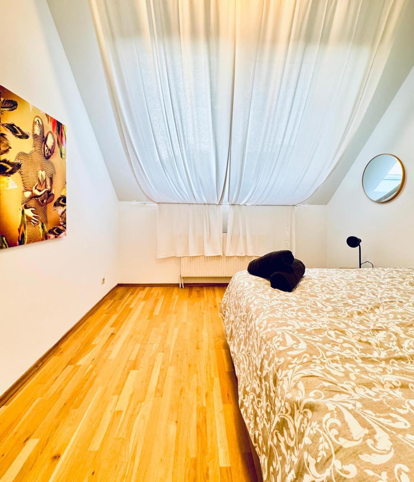 In A Shared Apt 6-min Drive To Schoenbrunn Vienna
